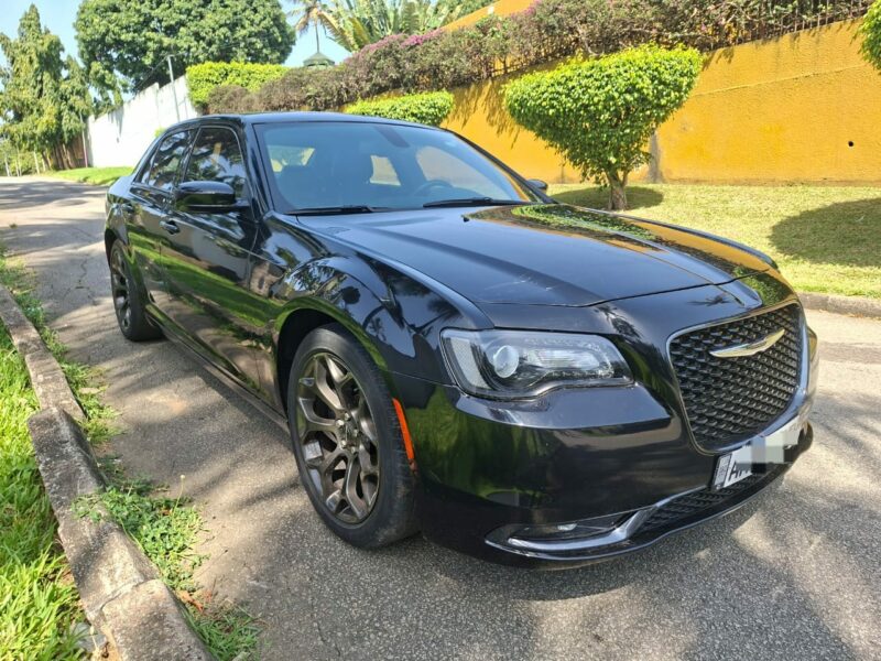 Location d'une Berline Chrysler 300S 2021