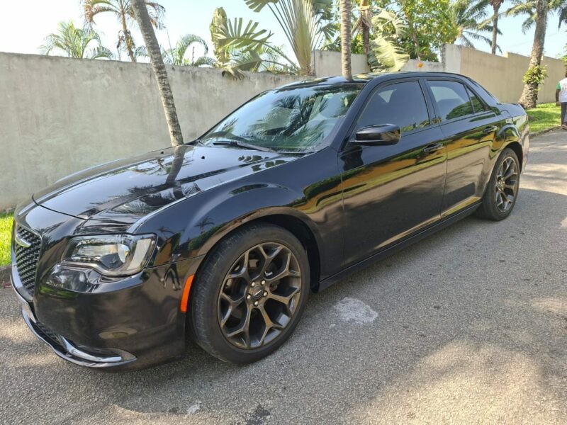 Location d'une Berline Chrysler 300S 2021