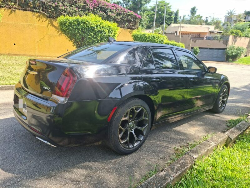 Location d'une Berline Chrysler 300S 2021