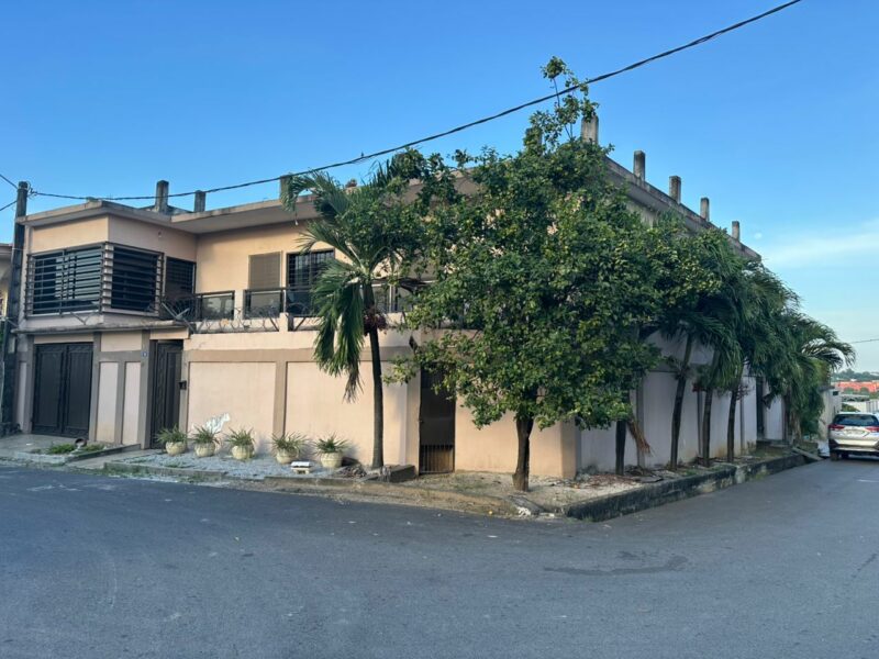 Location d'une superbe Villa Duplex de 8 pièces sur Riviera