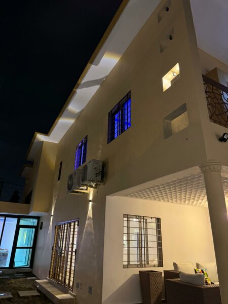 Location d'une Superbe Villa Duplex de 6 pièces sur Riviera 4