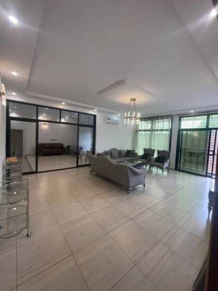 Location d'une Villa Triplex à Angré Nouveau Chu