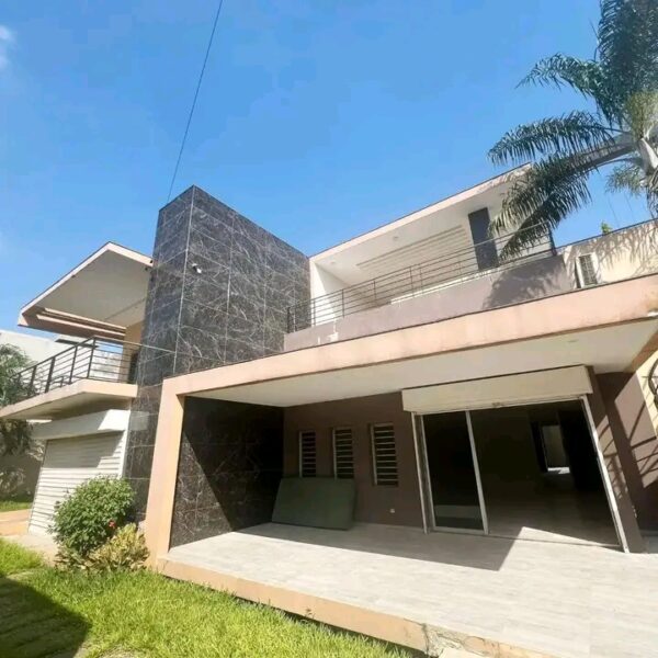 Location d'une Villa triplex de 8 pièces sur Riviera Attoban