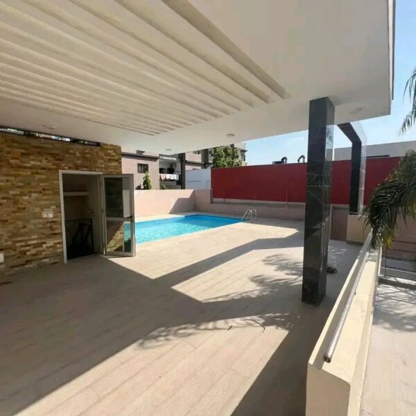 Location d'une Villa triplex de 8 pièces sur Riviera Attoban