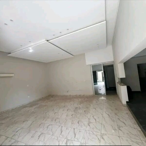 Location d'une Villa triplex de 8 pièces sur Riviera Attoban