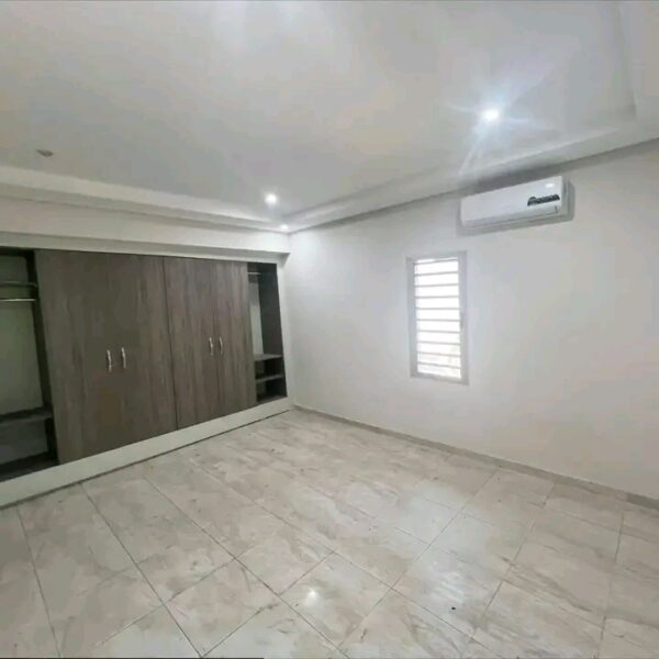 Location d'une Villa triplex de 8 pièces sur Riviera Attoban