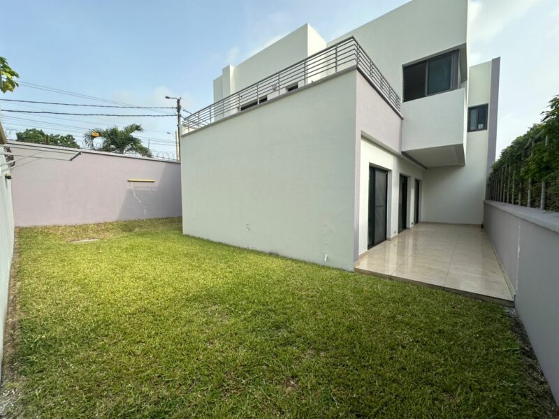 Location d'une Villa triplex de 5 pièces plus une dépendance sur Cocody