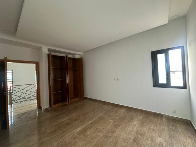 Location d'une Villa triplex de 5 pièces plus une dépendance sur Cocody