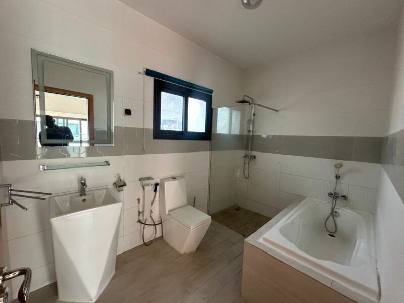 Location d'une Villa triplex de 5 pièces plus une dépendance sur Cocody