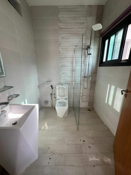 Location d'une Villa triplex de 5 pièces plus une dépendance sur Cocody