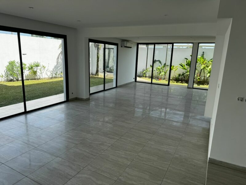 Location d'une Villa duplex de 8 pièces M'badon