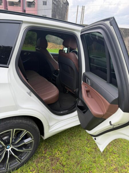 Location d'une BMW X5 XDrive 40i 2020 sur Abidjan