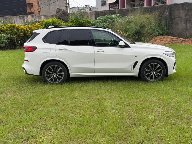 Location d'une BMW X5 XDrive 40i 2020 sur Abidjan