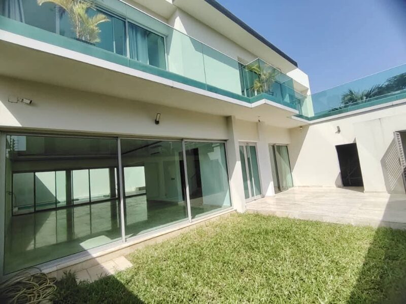 Location d'une Villa duplex de 9 pièces sur Riviera 3