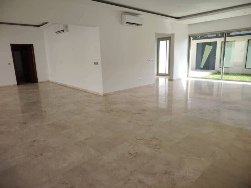 Location d'une Villa duplex de 9 pièces sur Riviera 3