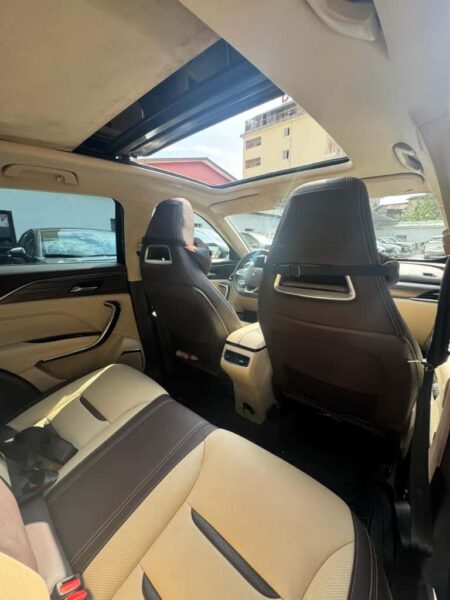 Location d'un SUV Bestune T77