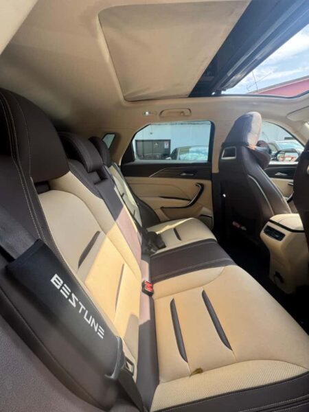 Location d'un SUV Bestune T77